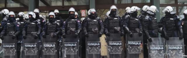 Advokat Prelević: Čije je Tužilaštvo, ako mora da ga čuva kordon policije s kacigama?