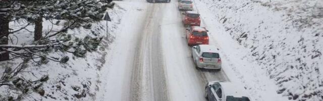 Kolona nepregledna, vozi se se 10 na sat: Ovako izgleda put ka Zlatiboru (VIDEO)