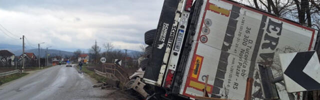 Шлепер слетео са магистрале код Чачка, упао у реку Карачу