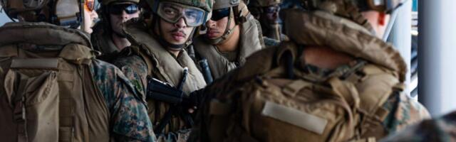 AMERIKA POVEĆALA PRISUSTVO NA BLISKOM ISTOKU: Stigao vodeći brod kombinovanih pomorskih snaga, u regionu već 50.000 vojnika! (VIDEO, FOTO)