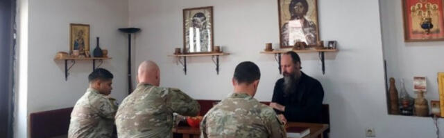 DVOJICA AMERIČKIH VOJNIKA NA KOSOVU I METOHIJI PREŠLI U PRAVOSLAVLJE: Krstio ih vladika Ilarion, vikar patrijarha srpskog Porfirija (VIDEO)