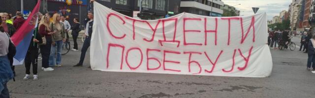 Skup kod Novosadskog sajma zbog neraspisivanja izbora, pristalice SNS-a se pojavile na pojedinim lokacijama