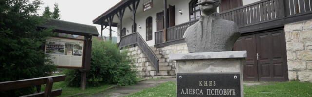KNEZ ALEKSA GLEDA PONOSNO I PRAVO: Istina o spomeniku u Kosjeriću koji se okreće - nakon 10 godina radi se rekonstrukcija biste (FOTO)