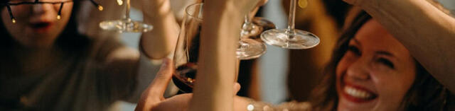 KAKO SE ZNAKOVI HOROSKOPA PONAŠAJU NA PROSLAVAMA Ovan stiže prvi, Vodolija više pije, nego što jede, nema pesme bez Škorpije