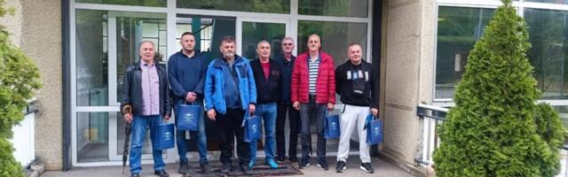 Fapovi radnici odlaze u Ugandu da remontuju kamione stare pola veka