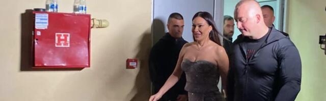 CECA ZASENILA STAJLINGOM! Folk diva na koncertu u uskom korsetu, a da tek vidite MINIĆ I VRTOGLAVO VISOKE ŠTIKLE (VIDEO)