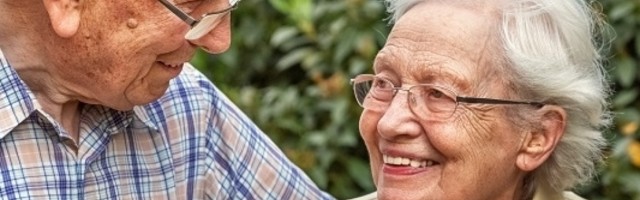 Šetaju baka i deka kroz raj...