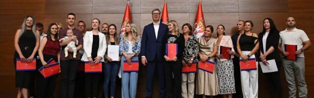 Vučić uručio ugovore zdravstvenim radnicima koji su odlučili da se vrate u Srbiju