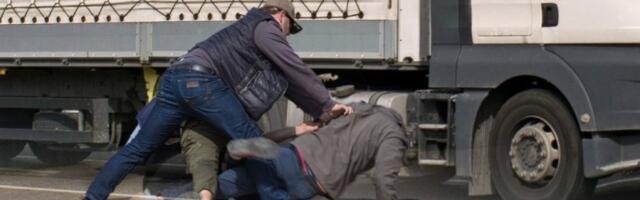 TUČA NASRED ULICE U NOVOM SADU! Svađa u saobraćaju prerasla u "makljažu", ljudi očima ne veruju! (VIDEO)