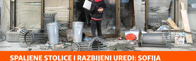Spaljene stolice i razbijeni uredi: Sofija nakon upada maskiranih osoba na proteste