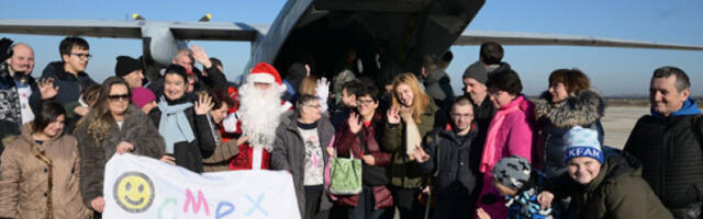 Припадници Војске Србије даривали новогодишње пакетиће