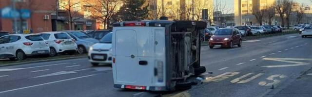SUDAR U NOVOM SADU: Prevrnuo se kombi u Fruškogorskoj ulici (FOTO)