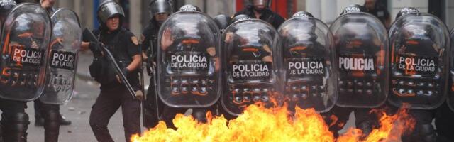 Haos u Argentini, sevaju pendreci ispred Kongresa! Narod ustao protiv Mileja (VIDEO)