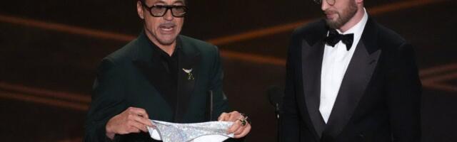 Šok na Oskarima: Glumac iz džepa izvadio tanga gaćice i dao kolegi (FOTO)