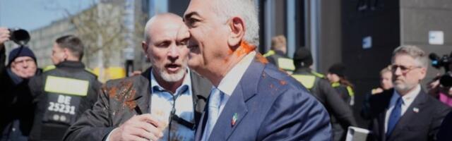 NAPADNUT REZA PAHLAVI! Demonstrant iskoristio uspavanost obezbeđenja i UČINIO OVO (VIDEO)