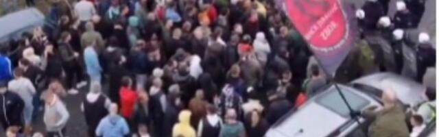 Protest zborova građana u Resniku zbog napada na aktiviste (VIDEO)