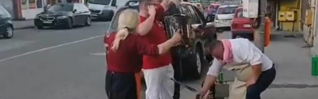 Kragujevčani okreću prase nasred trotoara - zbog mini žurke postali hit na društvenim mrežama