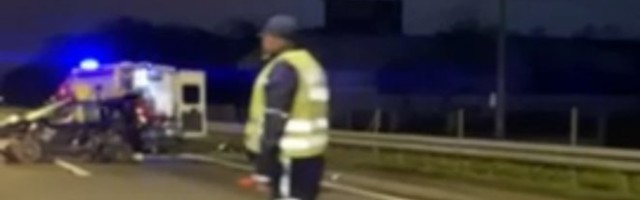 PIJAN KRENUO BMW-OM NA ŠLEPER! Tri osobe povređene u sletanju automobila s puta, UZROK LOŠE PRETICANJE/VIDEO/