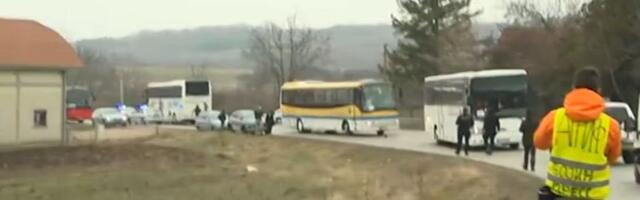 HIT Autobusi sa SNS-ovcima susreli se sa studentima, krenuli u rikverc - studenti ih jurili: "Zašto bežite" (VIDEO, FOTO)