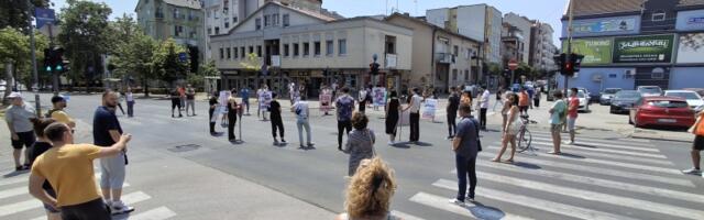 Kragujevčani i ovog petka kod  Uzora  odali poštu žrtvama novosadske tragedije (FOTO)