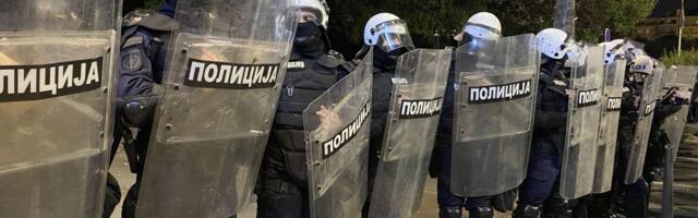 Ispred zgrade opštine u Sečnju okupljaju se građani, stigla i policija u oklopima