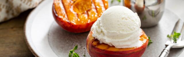 Pečene breskve sa karamelizovanim orasima i sladoledom