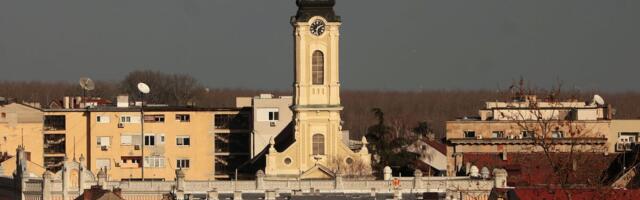 Pogledajte SRAMAN snimak iz Zemuna: Bez blama ukrao DEČIJE POKLONE iz automobila, kamere ga uhvatile