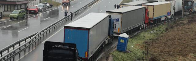 Sa granice BiH prema EU jutros vraćeno više od stotinu kamiona, zarobljeno oko 2.000 tona robe