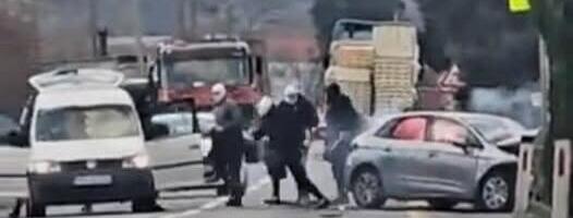 UŽASNE SCENE: Maskirani huligani usred dana zapalili automobil (VIDEO)