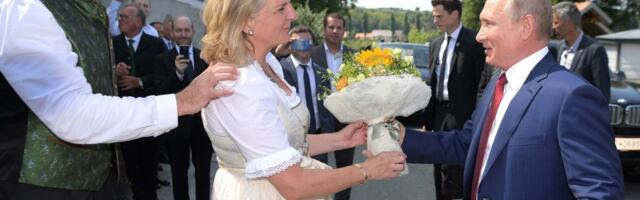 Bivša austrijska ministarka pobegla kod Putina: Ovako se zabavlja nakon napada na Peterburg, a tek jelovnik...
