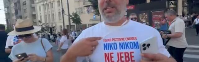 Hit snimak! Branko Babić u majici sa jakom porukom na skupu "Srbija-jedna porodica"