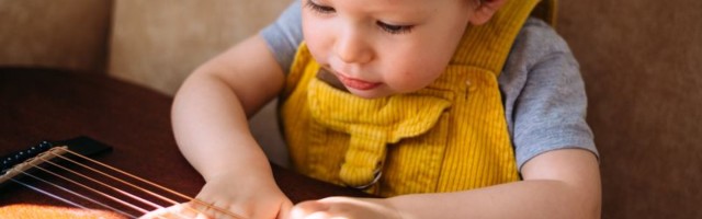 Tata zahteva od bebisiterke da kupi skupocenu gitaru koji je dete polomilo: Opravdano ili ne?