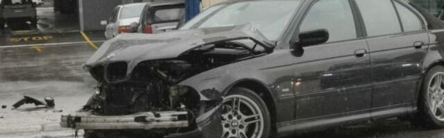 DIREKTAN SUDAR KOD ČAJETINE! Putničko vozilo u suprotnoj traci podletelo pod kombi, IMA POVREĐENIH