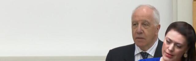 Bivši britanski ambasador u SRJ ser Ajvori Roberts napljuvao Ališu Kerns