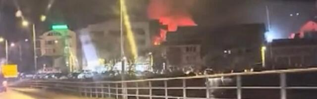 SNIMAK POŽARA U DISKOTECI U SEVERNOJ MAKEDONIJI IZ DRUGOG UGLA: Vatra guta sve pred sobom, sirene zavijaju, spasioci tragaju za povređenima