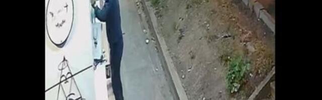Evo kako maskirani mladić pali cvećaru na Konjarniku (VIDEO)