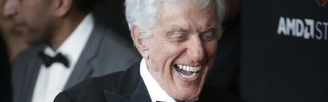 Otkrio razlog zašto je doživeo stotu: Slavni glumac nasmejan i čio uoči rođendana