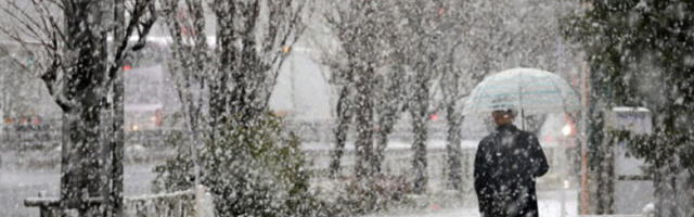 Јапан: више од 100 људи због снега преноћило у светилишту на планини