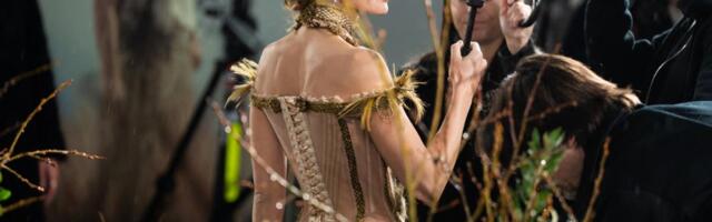 Džejkob Elordi zaštitio Margo Robi od kiše: Glumac oduševio gestom na premijeri "Orkanskih visova" (Video)