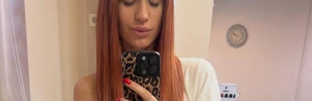 Anja Mit na kolenima ljubi dečka košarkaša: Glumica ne krije koliko je srećna sa izabranikom kome je rodila sina