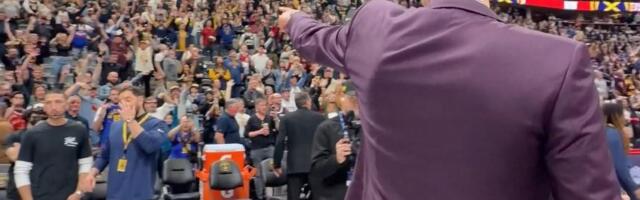 JOKIĆ NIJE IGRAO, ALI JE UKRAO ŠOU! Pojavio se na terenu u odelu, krenuo ka publici, pokazao prstom na jednu osobu... Svi u hali pali su u TRANS! (VIDEO)