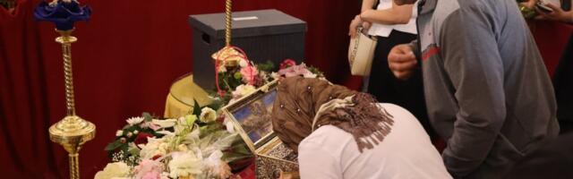Vernici u Svetosavskom hramu pored trakica dobijaju i ovo: Deci delili nešto posebno (FOTO)