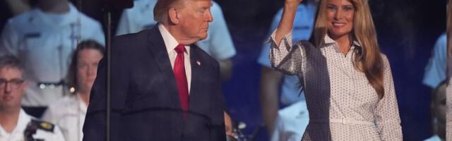 Sve oči uprte u Melaniju Tramp: U tufnastoj haljini ukrala šou - prva dama blista (FOTO)