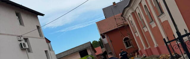 KURIR SZANJE! NESREĆA U BEČMENU: Radnik pao sa krova crkve, sa teškim povredama ga voze u bolnicu (foto)
