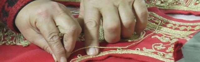 Savići iz sela Mirosaljaci kod Arilja godinama čuvaju tradiciju: Milka i Rade ručno šiju srpsku narodnu nošnju, stari razboj radi bez greške (FOTO)