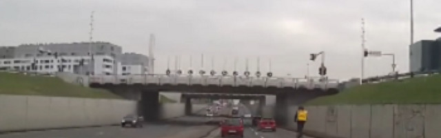 Dostavljač na svom "trotinetu" vozio brzinom kojom mnogi automobili ne idu