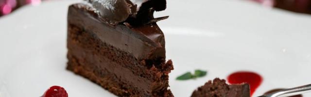 Carska čokoladna torta nije slučajno dobila takvo ime - to je savršeni slatkiš