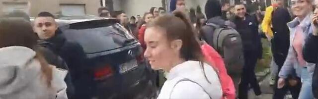 Đaci u Mladenovcu pobedili, profesor ostaje u školi