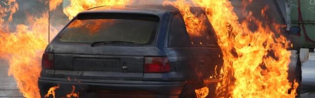 Gori auto kod Lapova (FOTO)