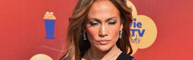 Džej Lo u "paukovoj mreži" napravila haos! Vrelo izdanje zapalilo internet (FOTO)